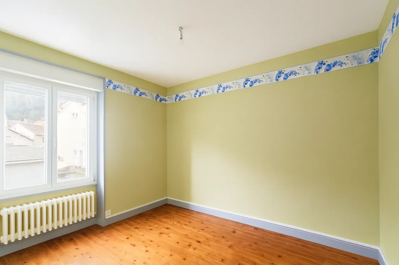 Maison mitoyenne à rénover à Longuyon avec 80 m² et potentiel d'aménagement 