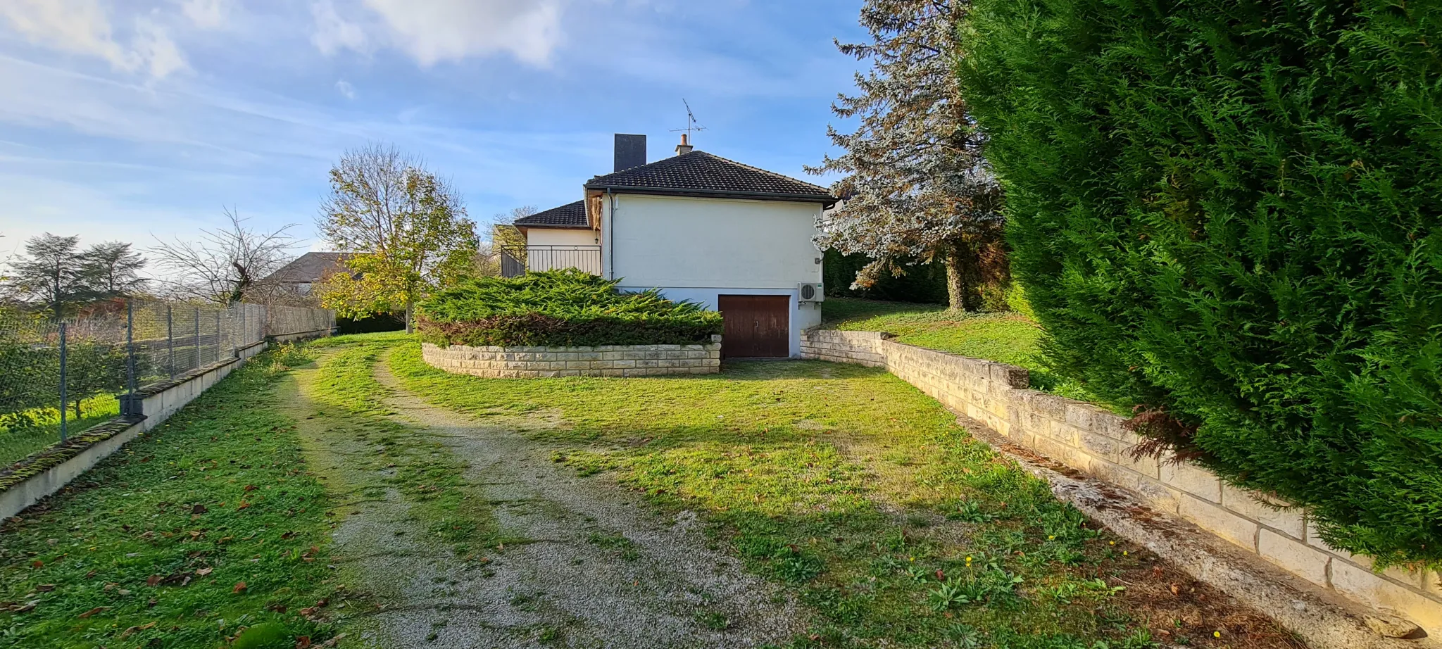Maison indépendante à Clamecy de 100 m² avec terrasse et grand terrain 