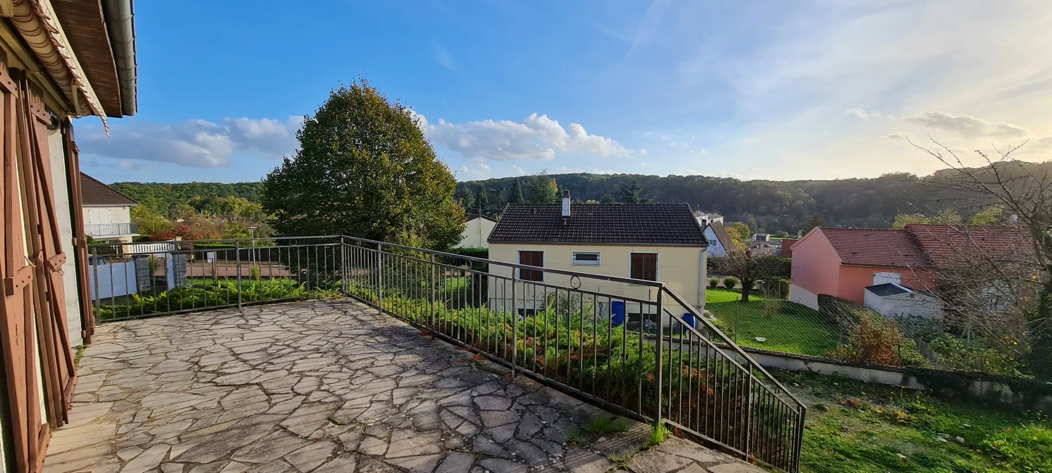 Maison indépendante à Clamecy de 100 m² avec terrasse et grand terrain 