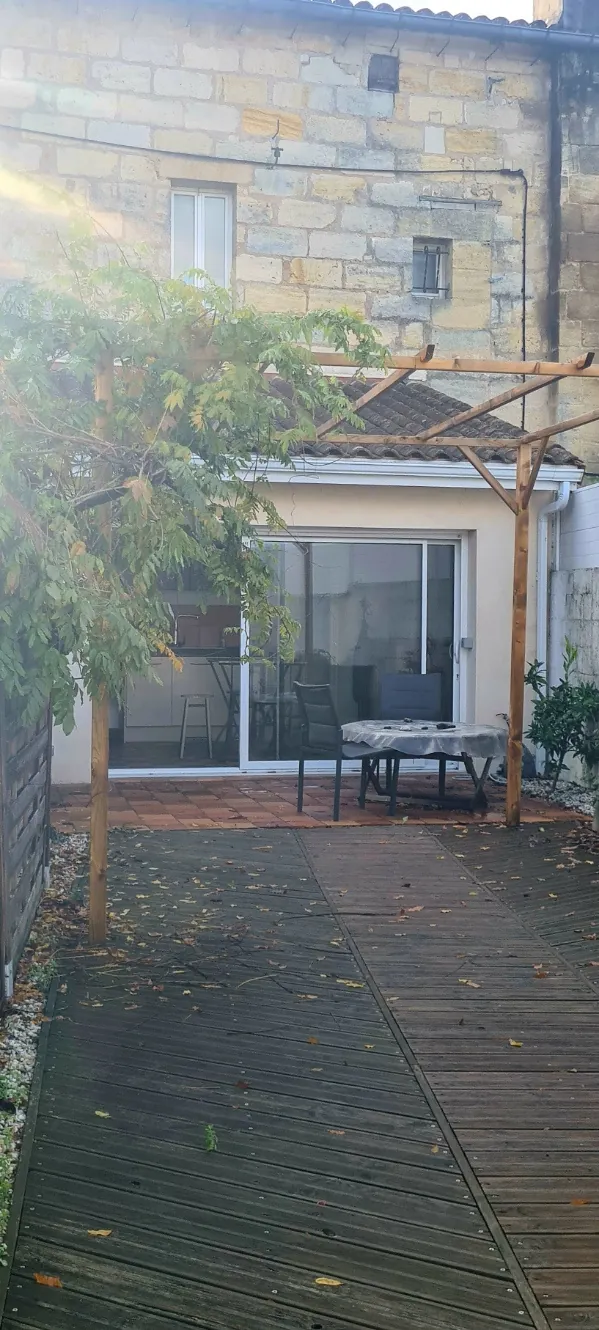 Belle échoppe rénovée de 70 m² à Pomerol avec vue sur vignoble et garage