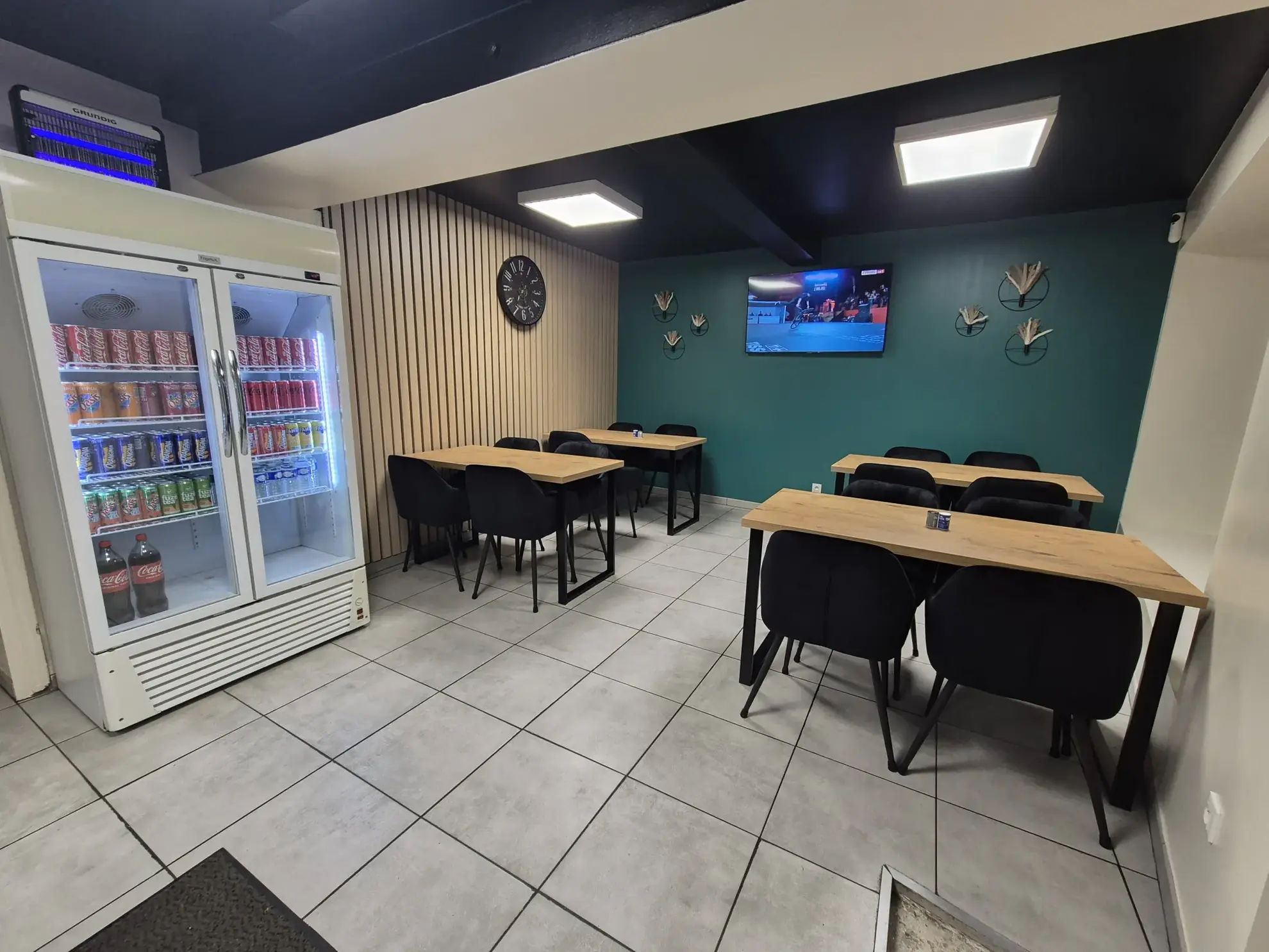 Immeuble à vendre à Seignelay avec local commercial et appartements - Investissement idéal 