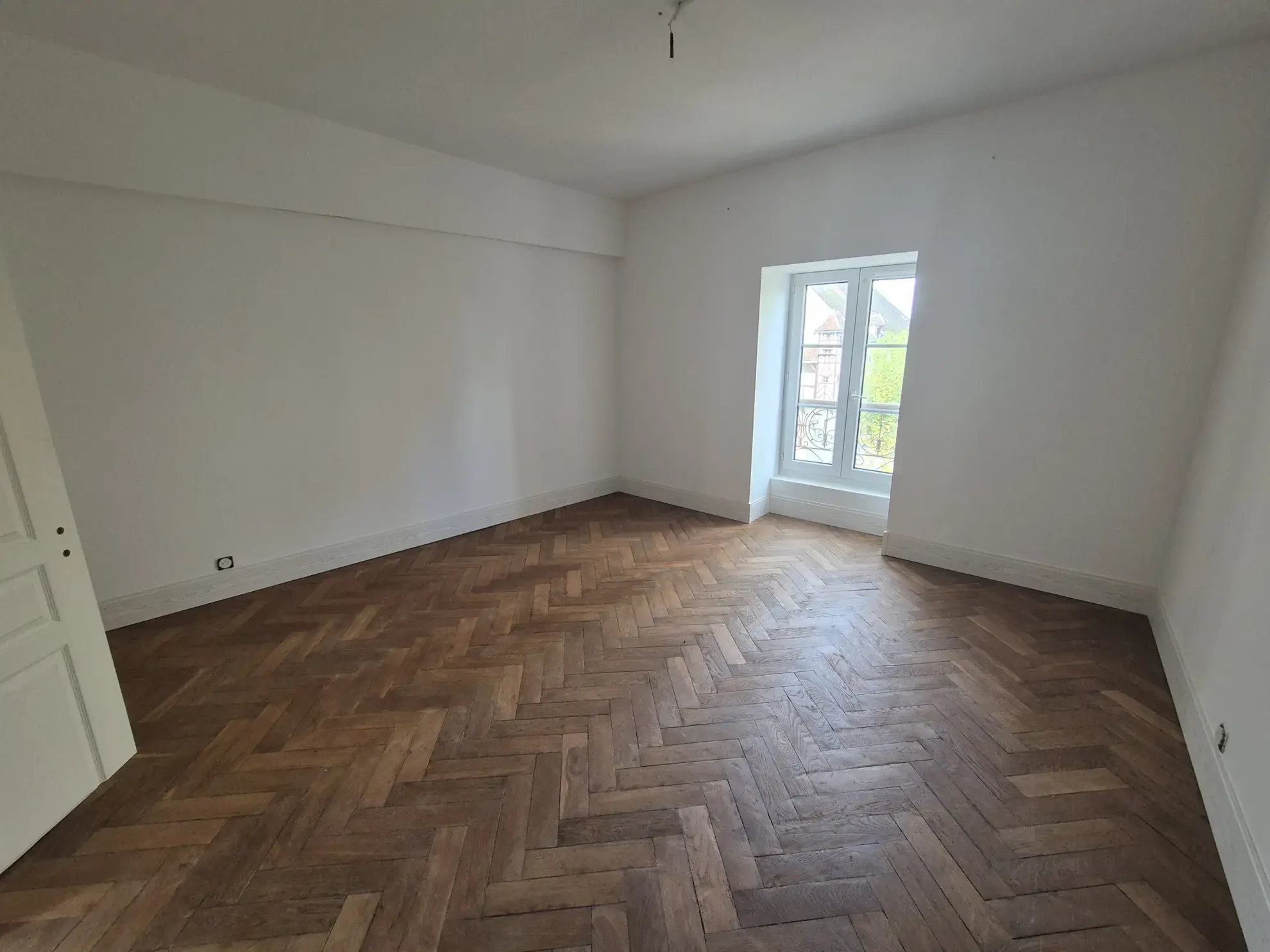 Immeuble à vendre à Seignelay avec local commercial et appartements - Investissement idéal 