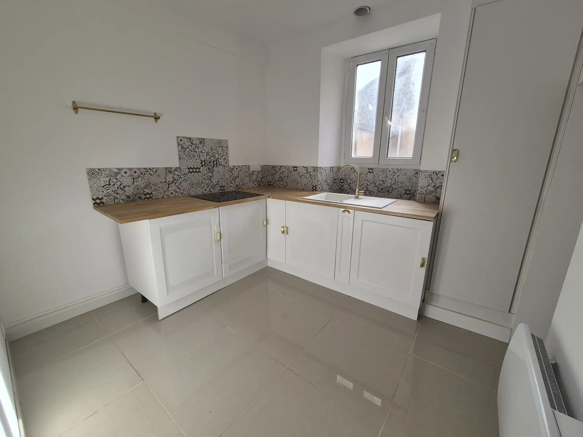 Immeuble à vendre à Seignelay avec local commercial et appartements - Investissement idéal 