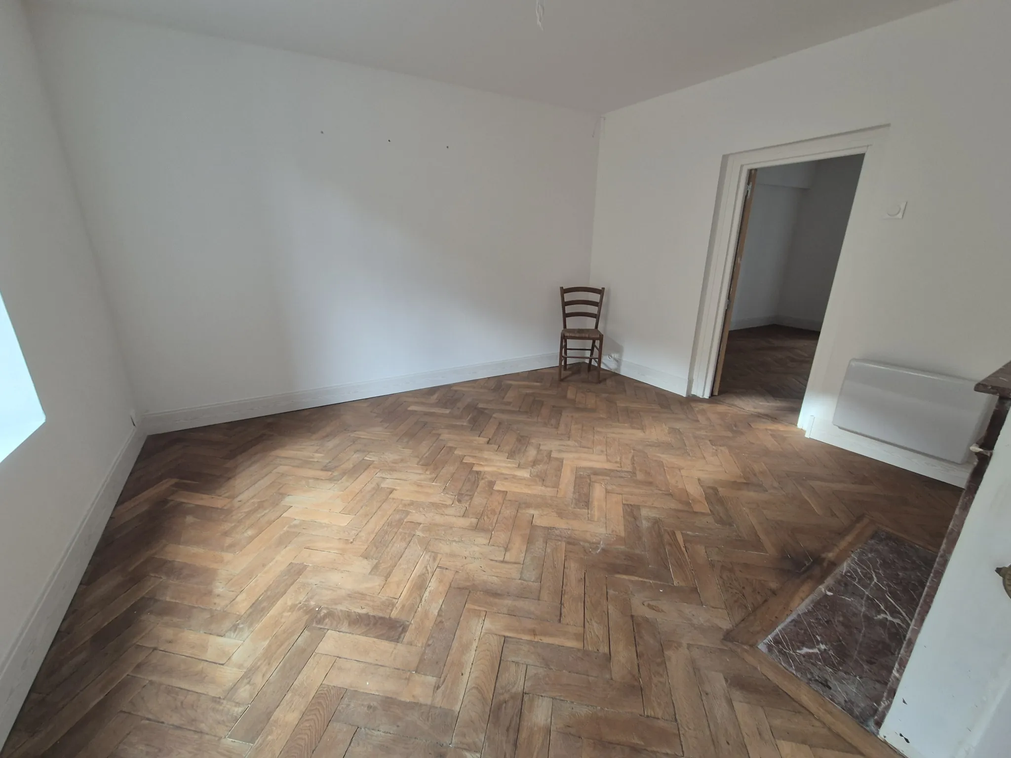 Immeuble à vendre à Seignelay avec local commercial et appartements - Investissement idéal 