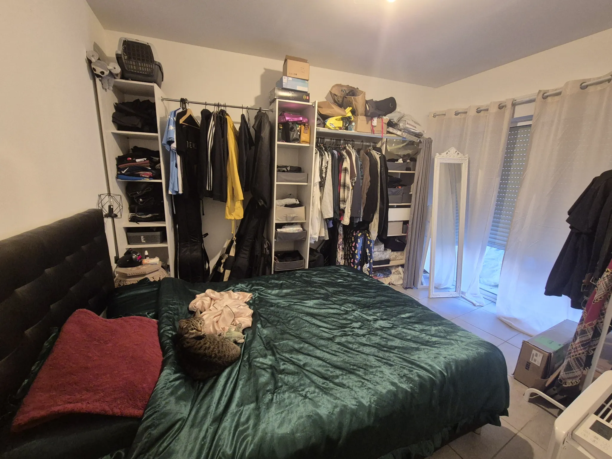 Immeuble à vendre à Seignelay avec local commercial et appartements - Investissement idéal 