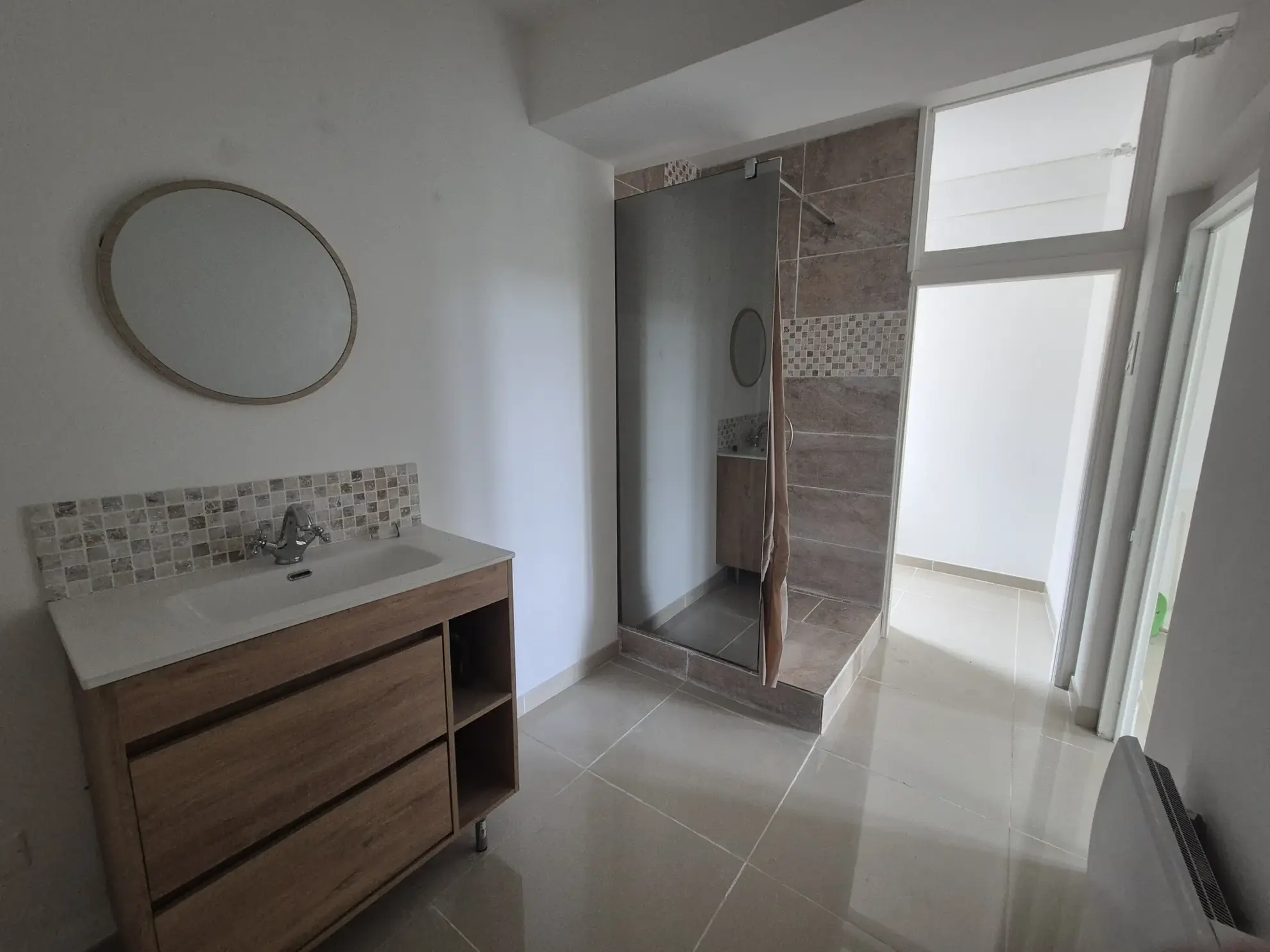 Immeuble à vendre à Seignelay avec local commercial et appartements - Investissement idéal 