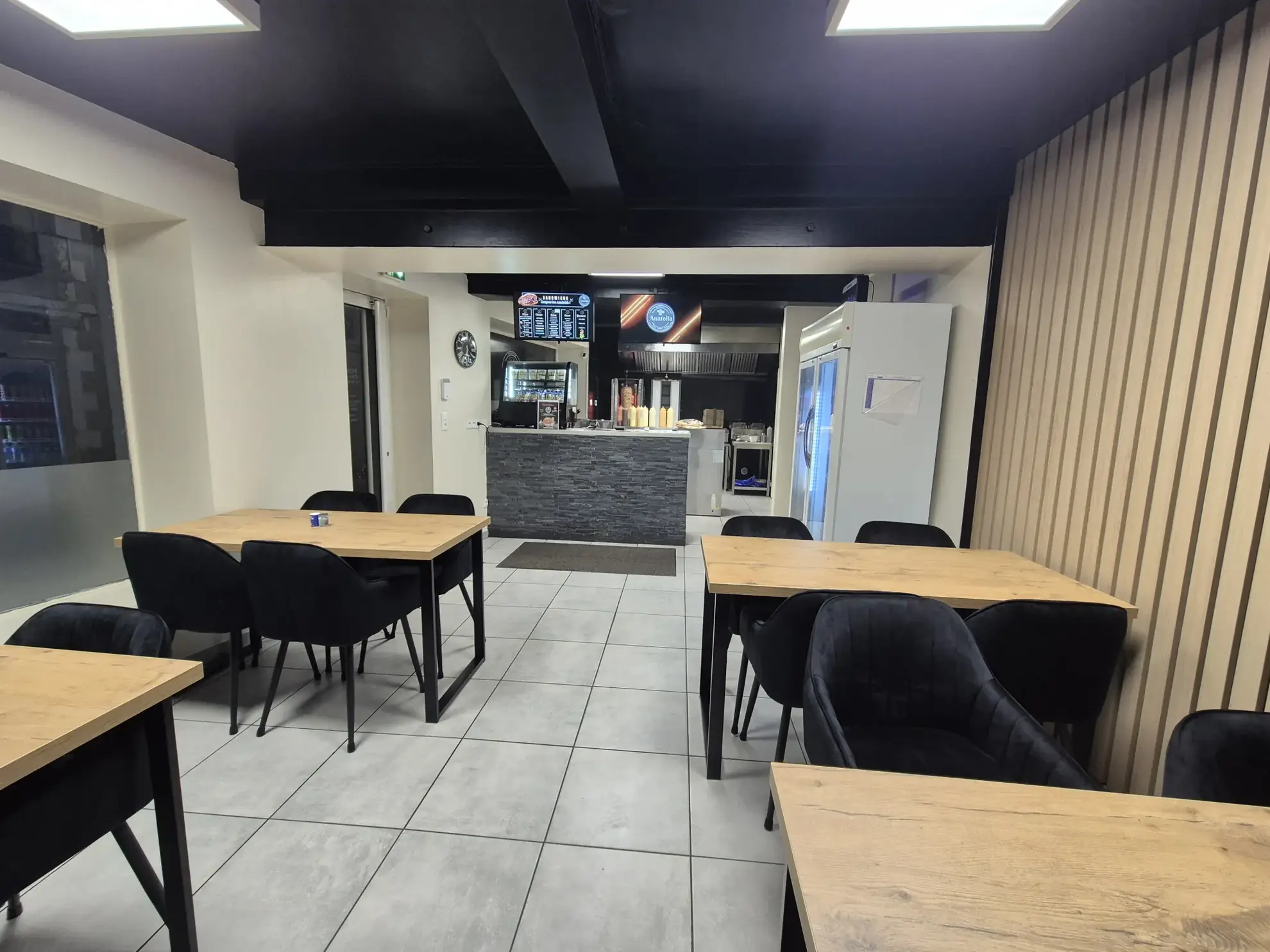 Immeuble à vendre à Seignelay avec local commercial et appartements - Investissement idéal 