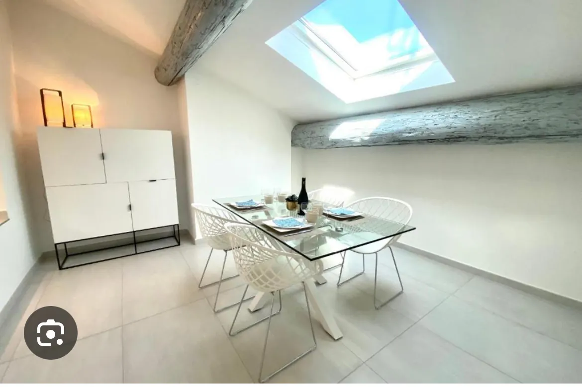 Appartement T3 en dernier étage avec terrasse à Nîmes - Charme et luminosité 