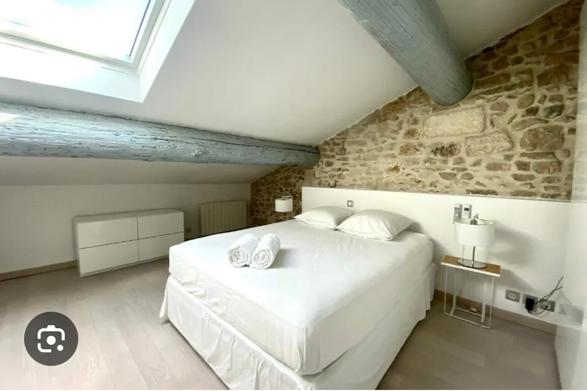 Appartement T3 en dernier étage avec terrasse à Nîmes - Charme et luminosité 