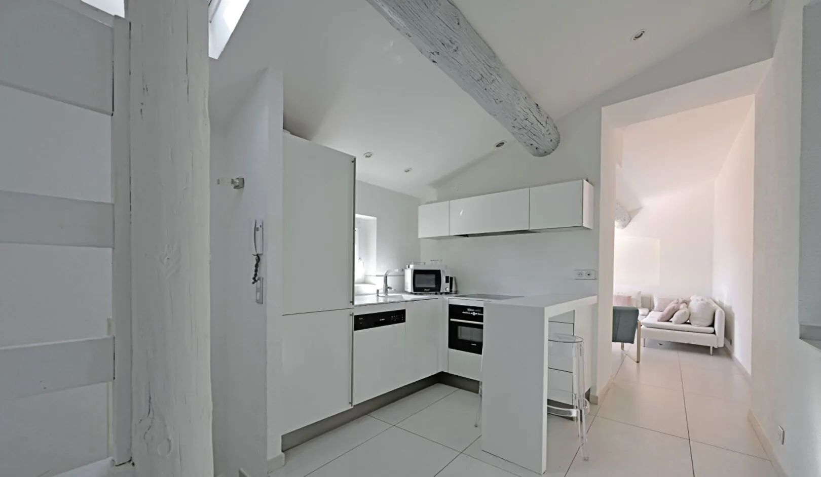 Appartement T3 en dernier étage avec terrasse à Nîmes - Charme et luminosité 