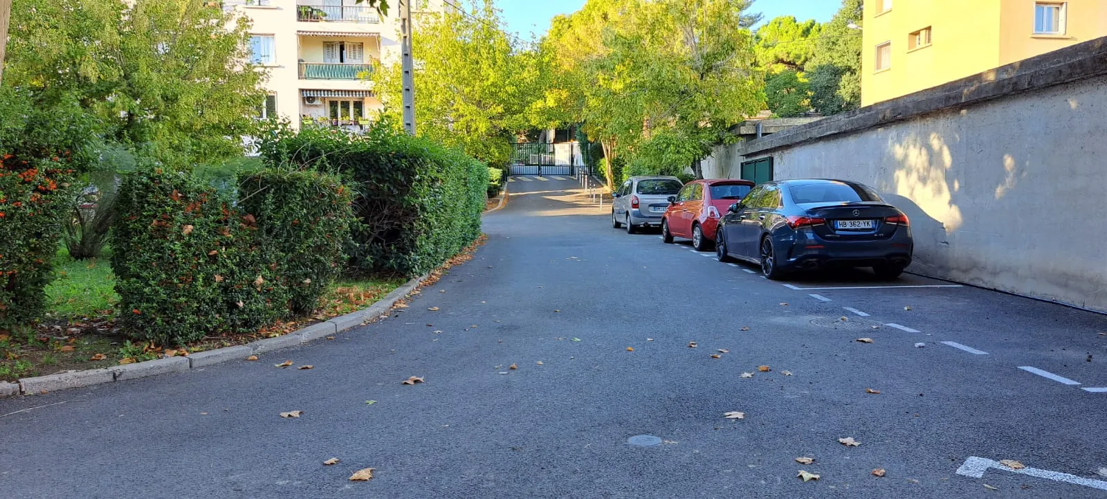 Appartement traversant à Aix-en-Provence avec balcon et stationnement sécurisé