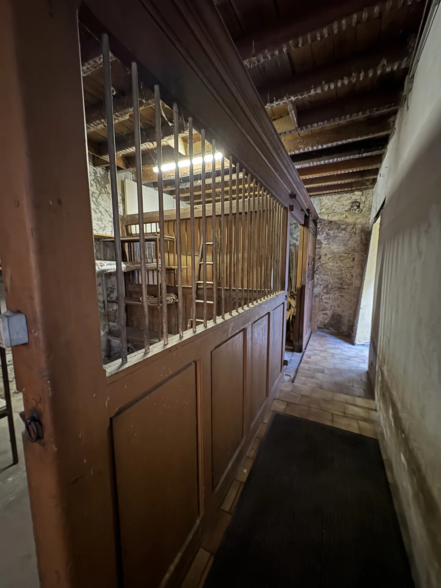 Maison de ville en pierre à Langon avec dépendances proche commodités 