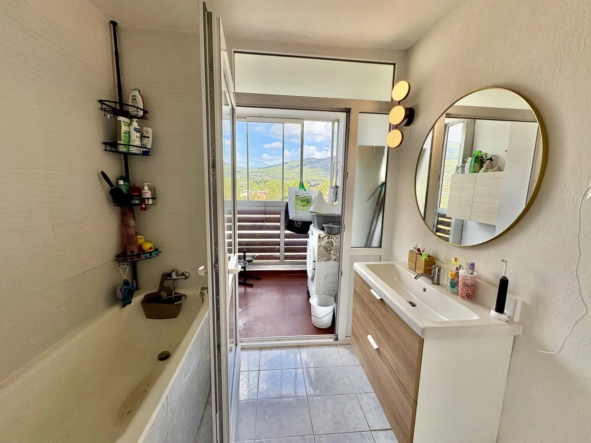 Appartement traversant 3 pièces à La Valette-du-Var avec vie lumineuse et dernier étage 