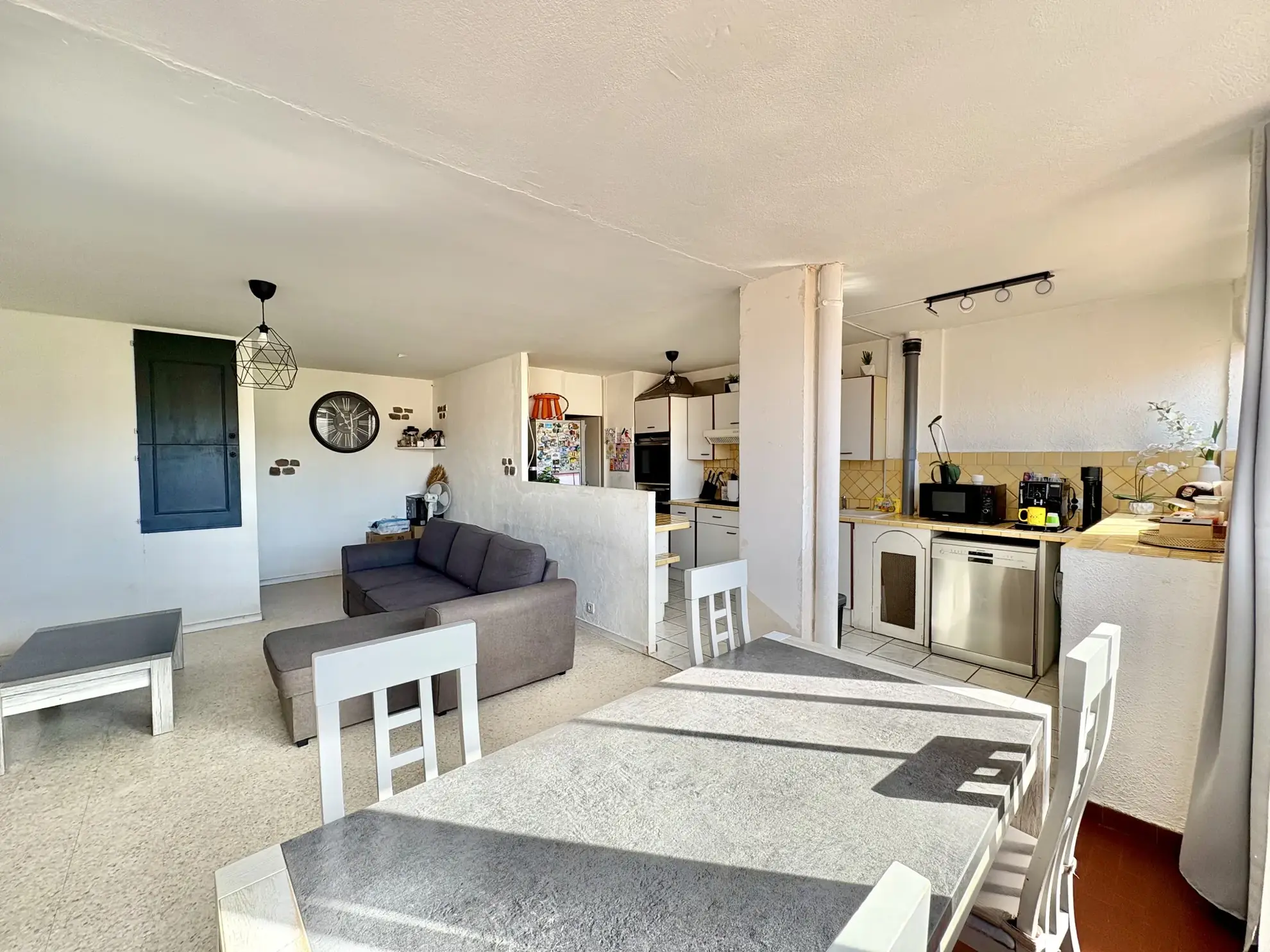 Appartement traversant 3 pièces à La Valette-du-Var avec vie lumineuse et dernier étage 