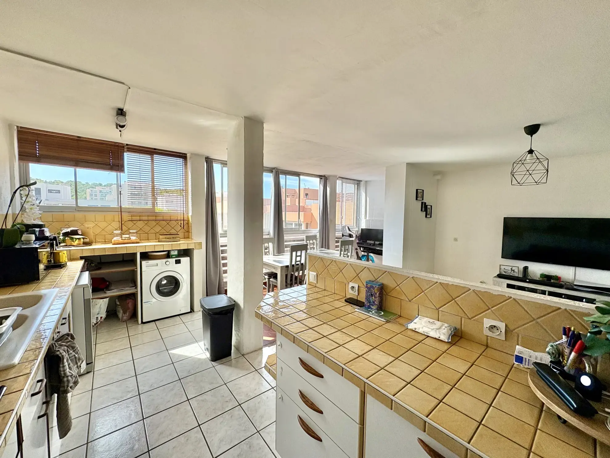 Appartement traversant 3 pièces à La Valette-du-Var avec vie lumineuse et dernier étage 