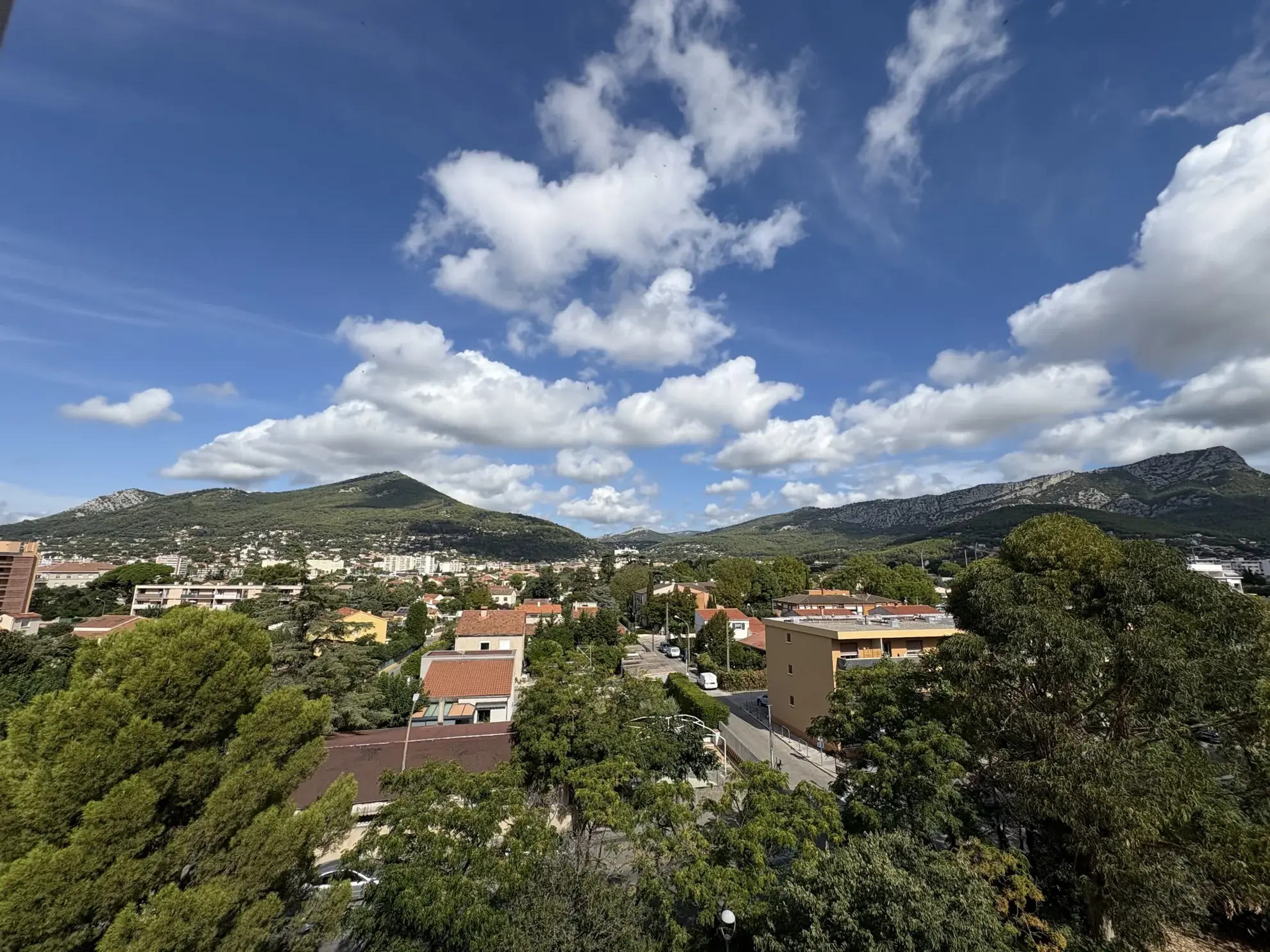 Appartement traversant 3 pièces à La Valette-du-Var avec vie lumineuse et dernier étage 
