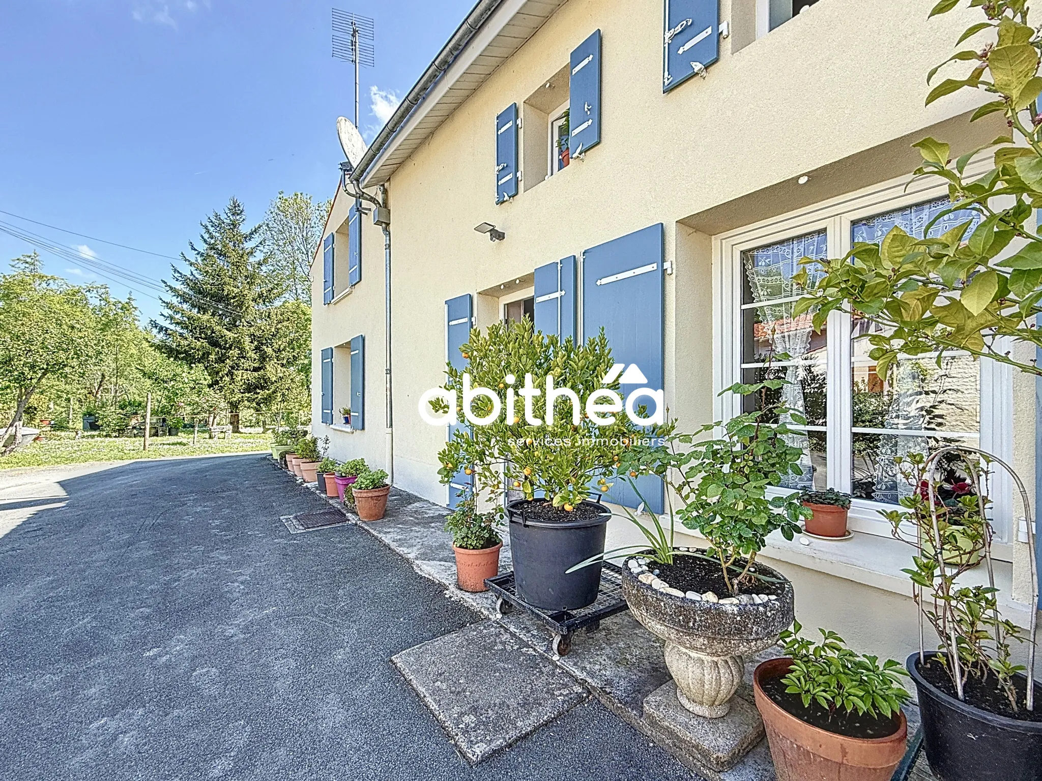 Maison familiale de 182 m2 à Cognac avec dépendance et jardin paisible 