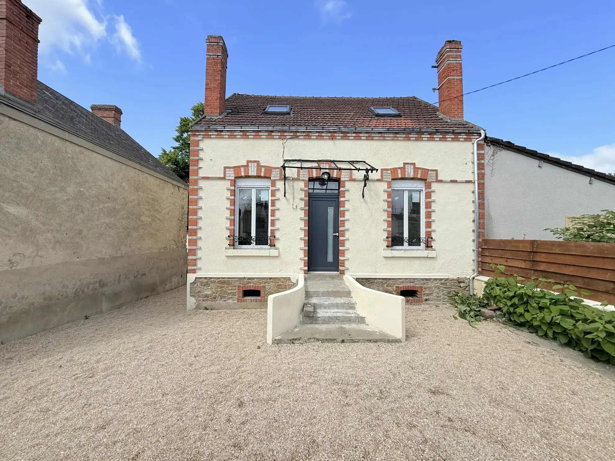 Achat maison rénovée de 85 m² à Vierzon, proche commodités, garage et terrain spacieux