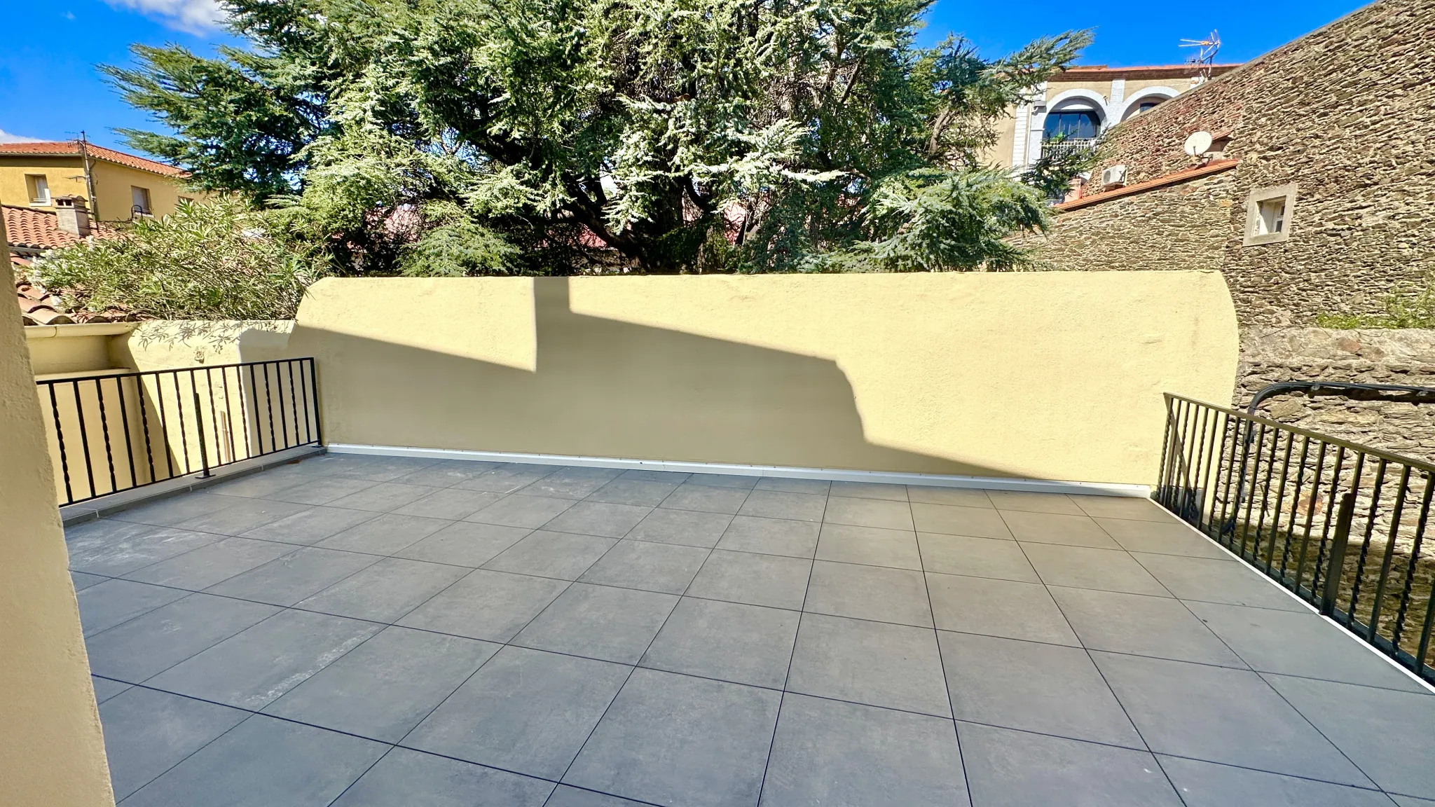 Appartement rénové avec grande terrasse à Port-Vendres 