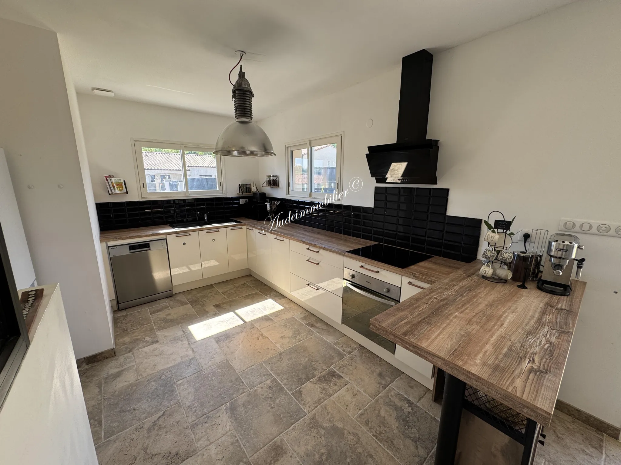 Maison récente de plain-pied avec jardin et garage près de Limoux 