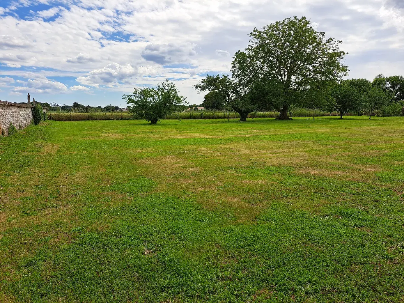 Terrain à bâtir de 3420 m² à Geay, proche Saint-Savinien et Saintes