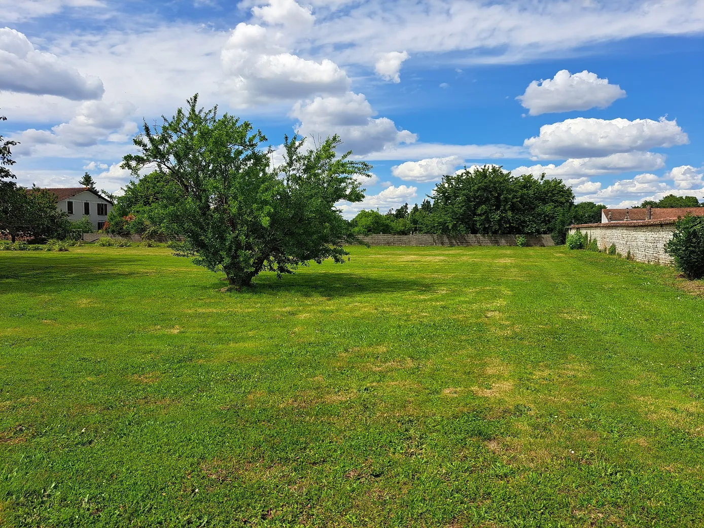 Terrain à bâtir de 3420 m² à Geay, proche Saint-Savinien et Saintes 