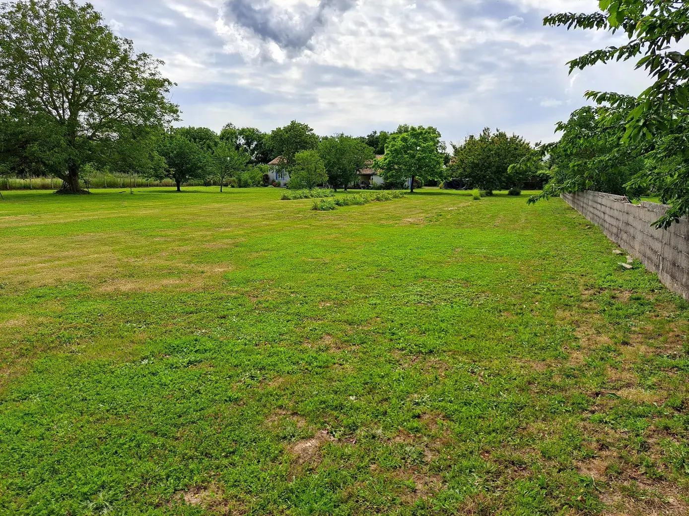 Terrain à bâtir de 3420 m² à Geay, proche Saint-Savinien et Saintes 