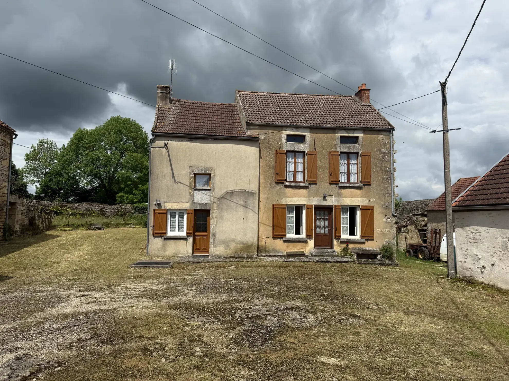 Maison ancienne avec dépendance à Semur-en-Auxois - Calme et potentiel