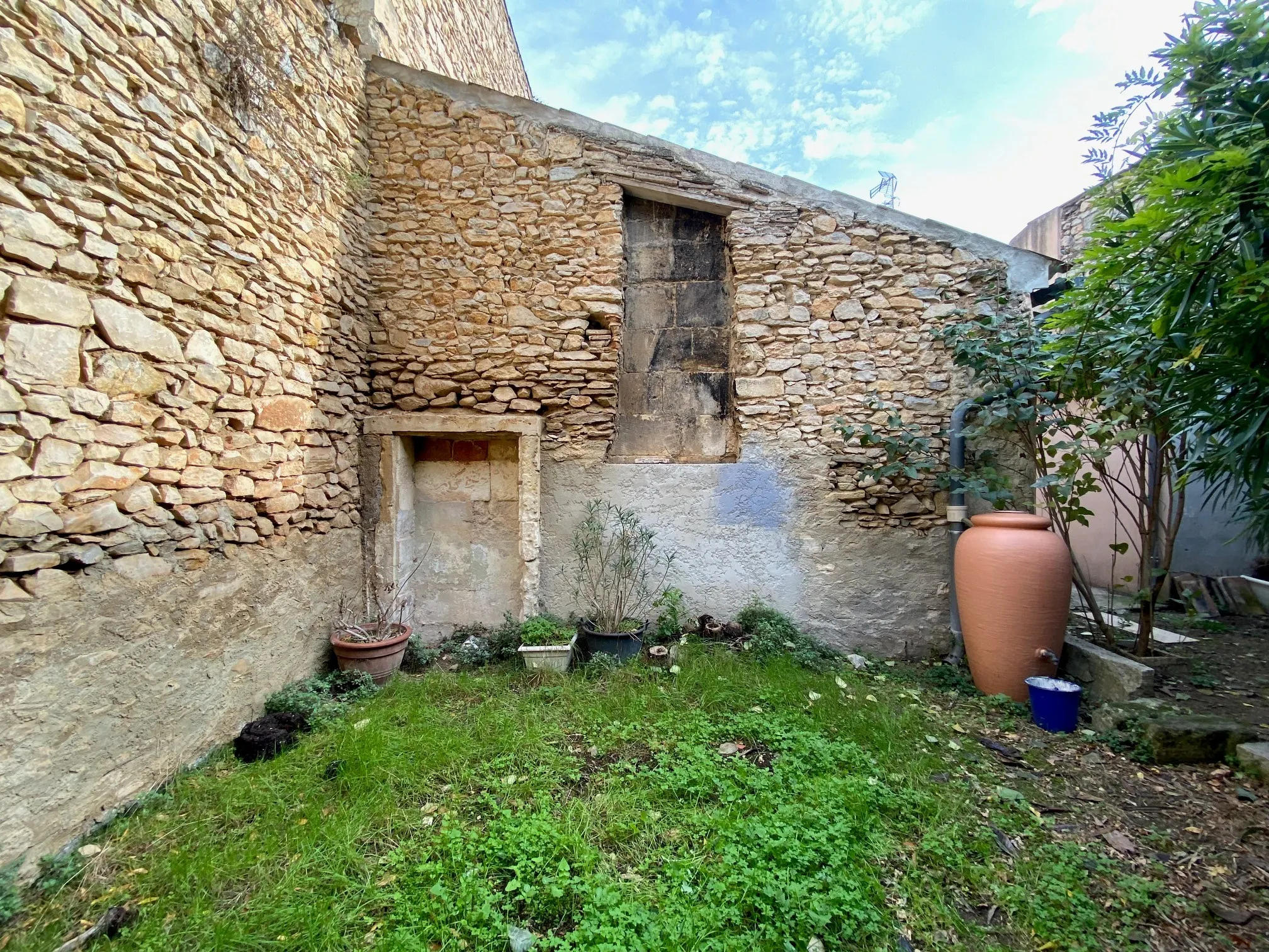 Charmante maison de ville avec jardin et studio à Nîmes 