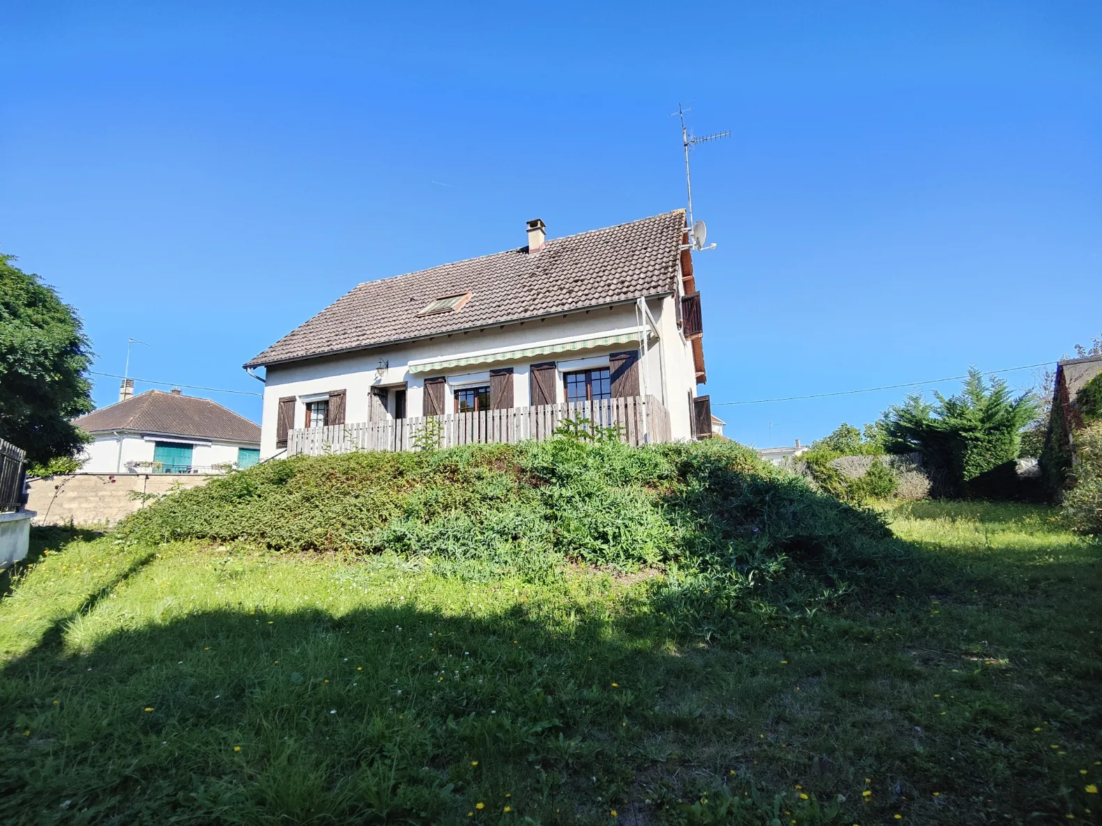 Maison spacieuse avec fort potentiel à Charmoy