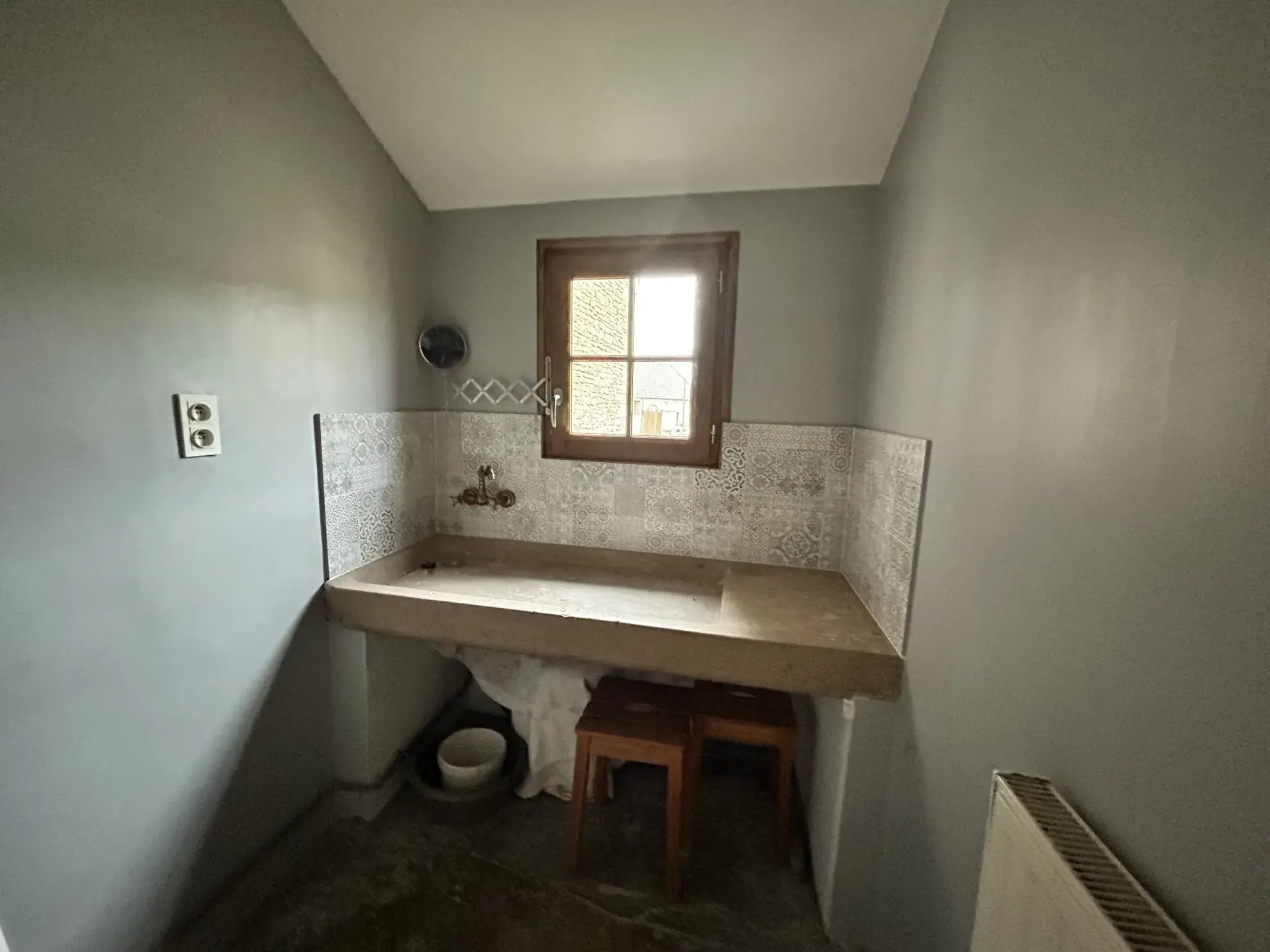 Maison de village avec grange à Montbard, proche gare TGV, à rénover 