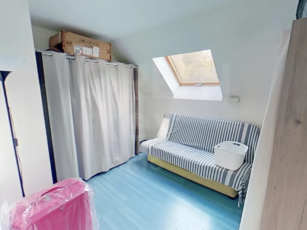 Maison de 215 m² avec piscine et grand terrain à Saint-Martin-des-Champs (89170) 