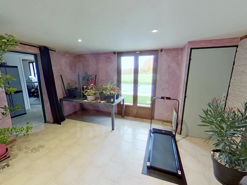 Maison de 215 m² avec piscine et grand terrain à Saint-Martin-des-Champs (89170) 