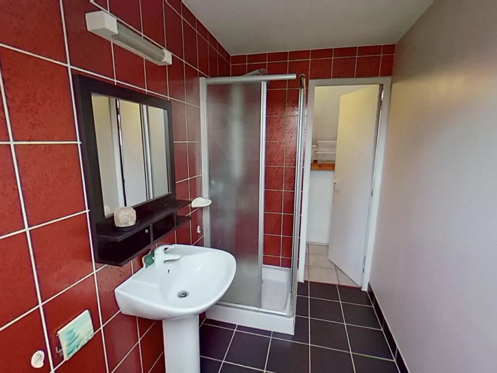 Maison de 215 m² avec piscine et grand terrain à Saint-Martin-des-Champs (89170) 