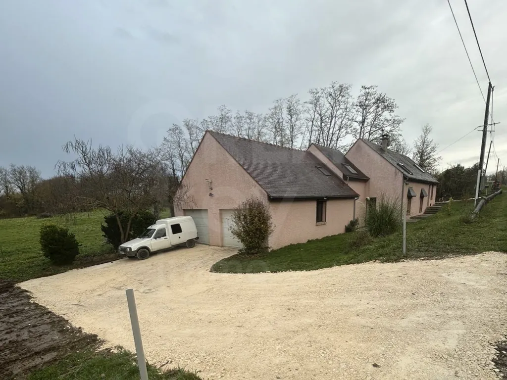 Maison de 215 m² avec piscine et grand terrain à Saint-Martin-des-Champs (89170) 