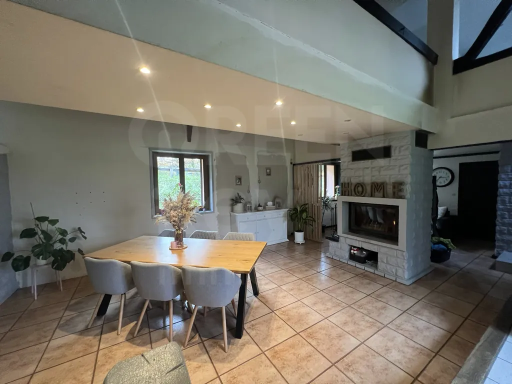 Maison de 215 m² avec piscine et grand terrain à Saint-Martin-des-Champs (89170) 