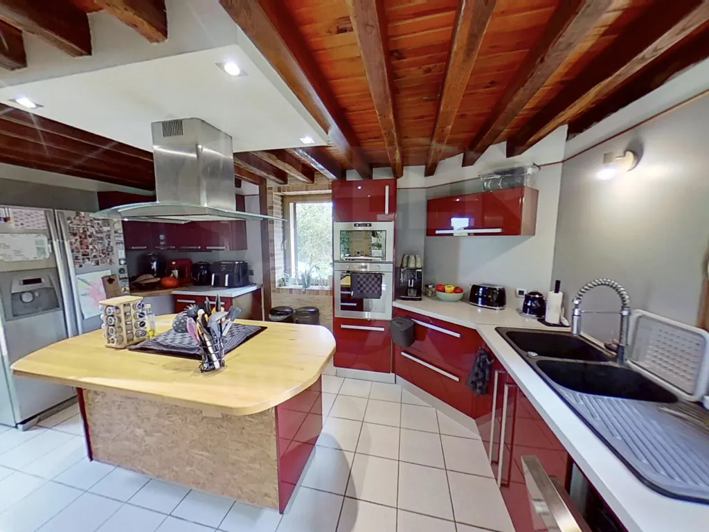 Maison de 215 m² avec piscine et grand terrain à Saint-Martin-des-Champs (89170) 