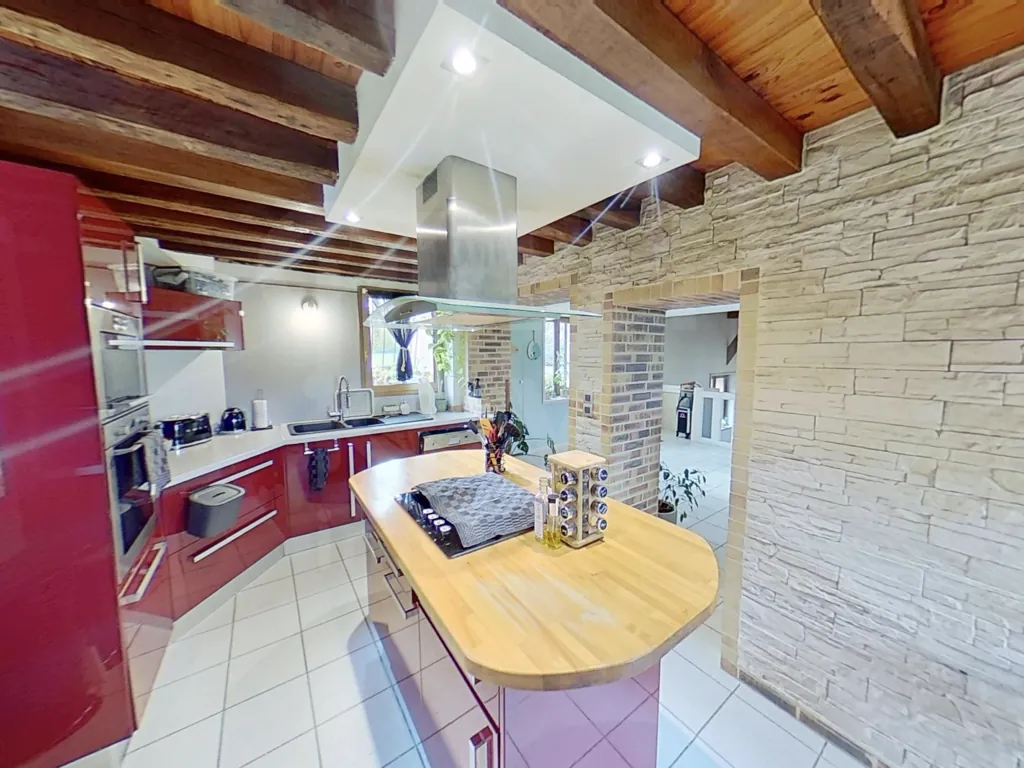 Maison de 215 m² avec piscine et grand terrain à Saint-Martin-des-Champs (89170) 