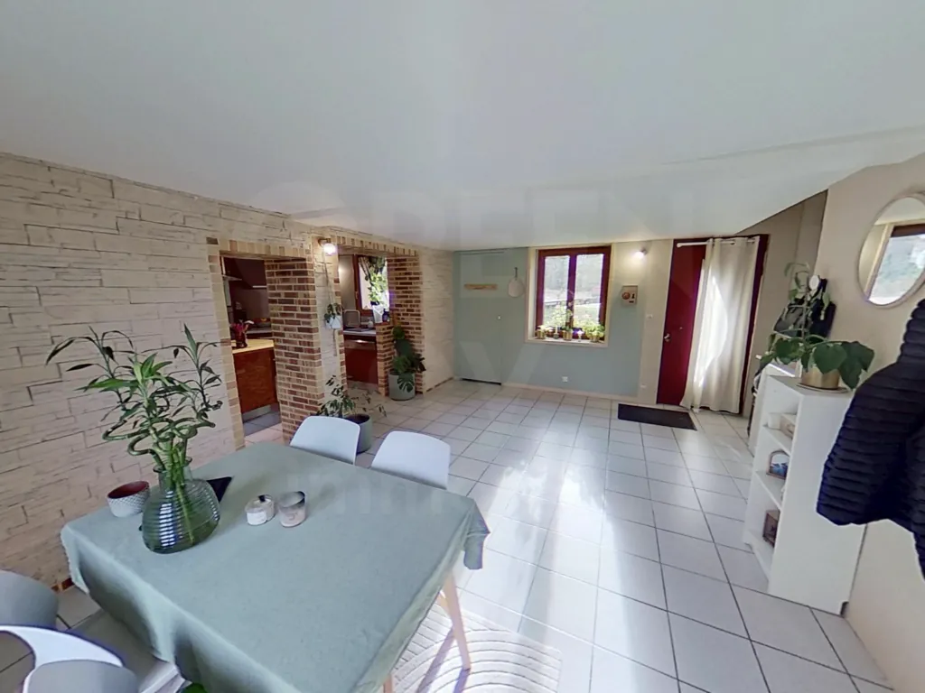 Maison de 215 m² avec piscine et grand terrain à Saint-Martin-des-Champs (89170) 