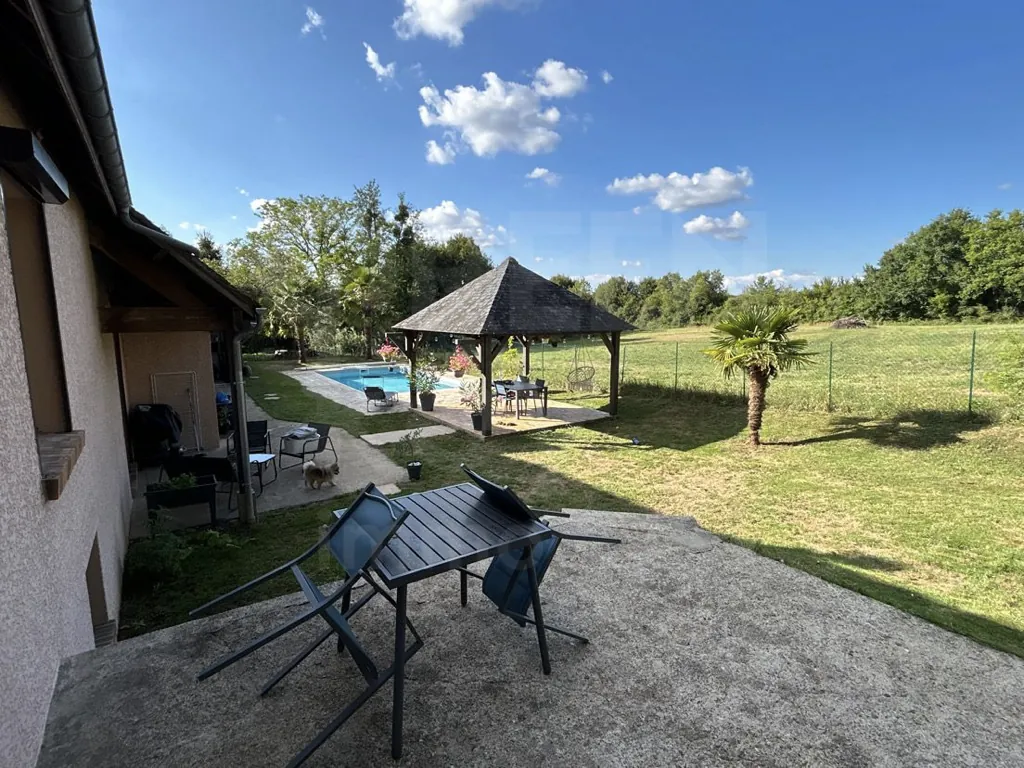 Maison de 215 m² avec piscine et grand terrain à Saint-Martin-des-Champs (89170)