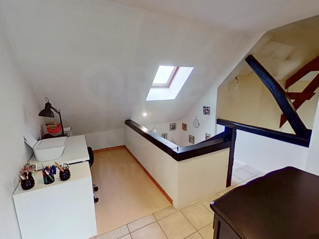 Maison de 215 m² avec piscine et grand terrain à Saint-Martin-des-Champs (89170) 