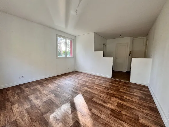 Studio à vendre à Villejust avec jardin privé et parking, proche commerces et transports