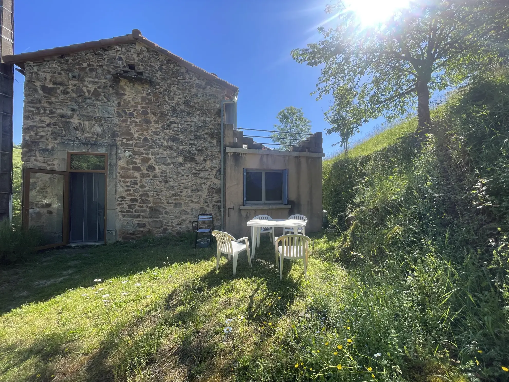 Maison de campagne en pierre avec terrain à Sylvanès - 2 chambres, garage et terrasse