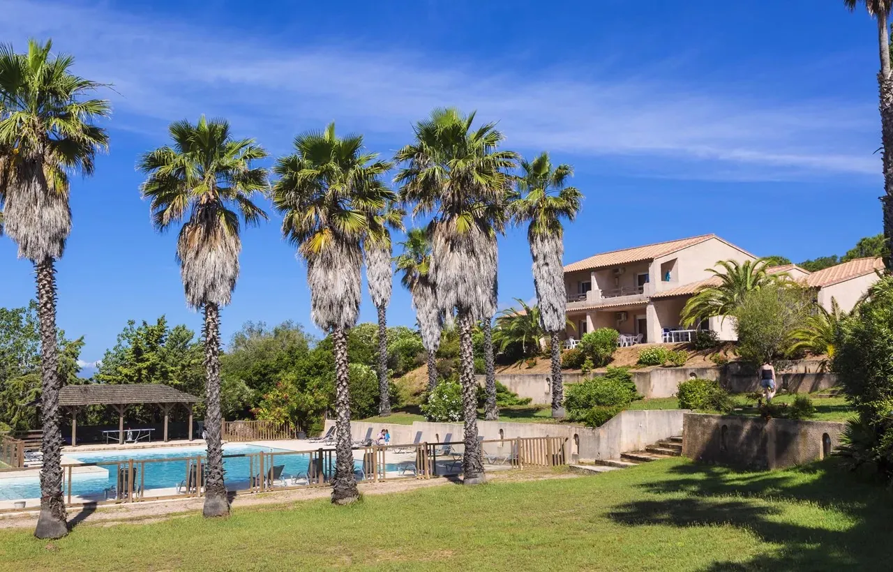 Investissement immobilier en résidence touristique à Sartène - Appartement avec terrasse et grande piscine 