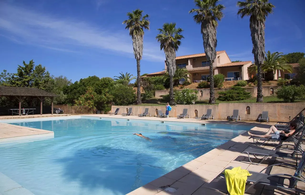 Investissement immobilier en résidence touristique à Sartène - Appartement avec terrasse et grande piscine 