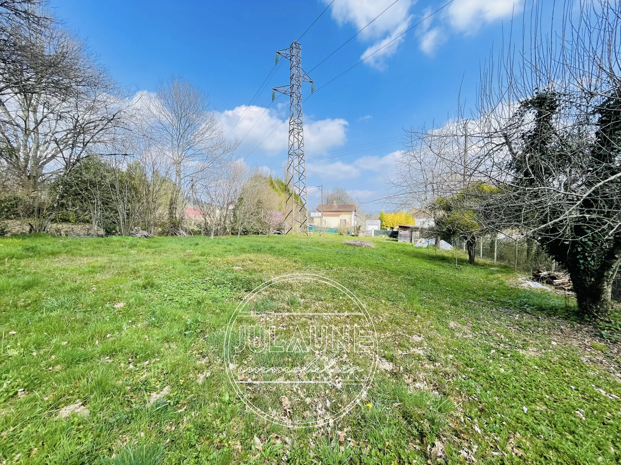 Terrain constructible de 1351 m² à Saint Priest Taurion - Emplacement idéal 