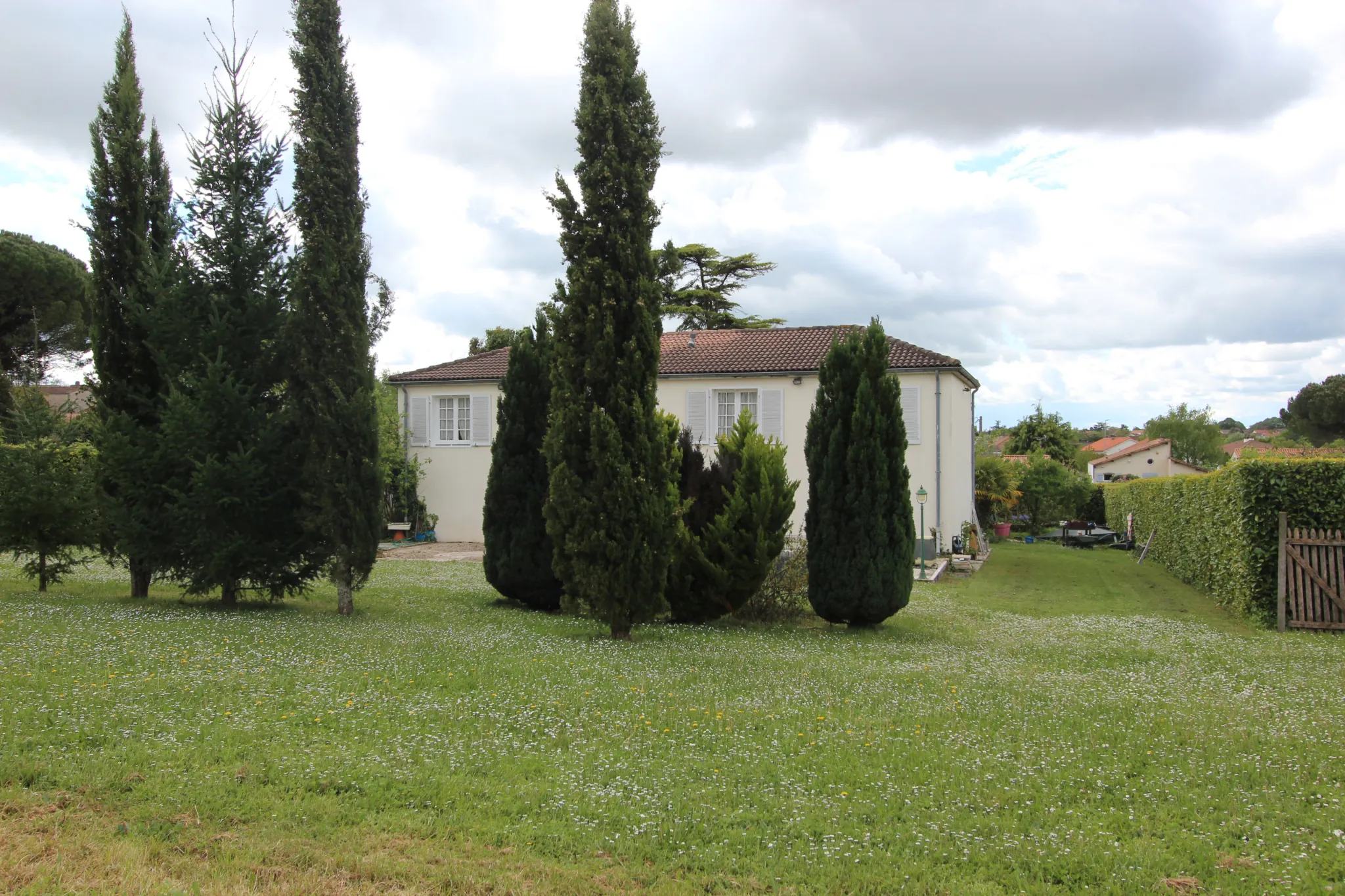 Maison 5 chambres avec jardin et garage à Niort dans un quartier paisible 