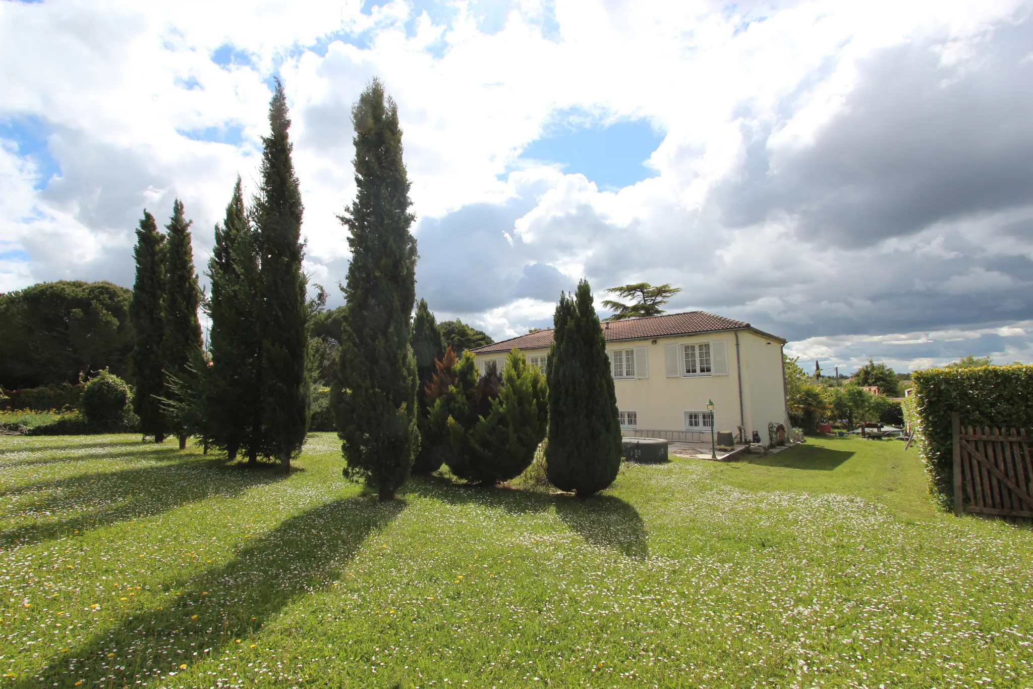 Maison 5 chambres avec jardin et garage à Niort dans un quartier paisible 