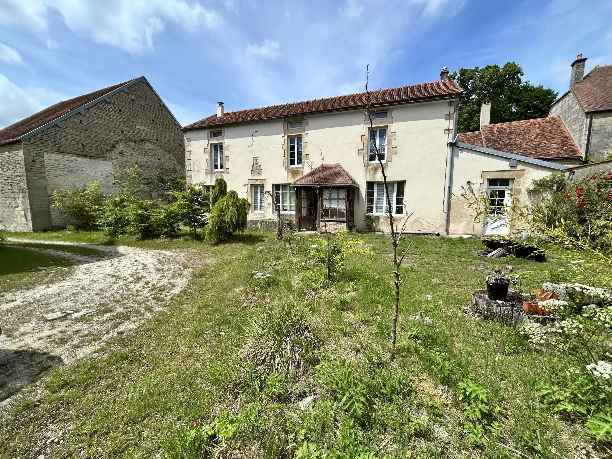 Maison à vendre avec nombreuses dépendances à Venarey-les-Laumes