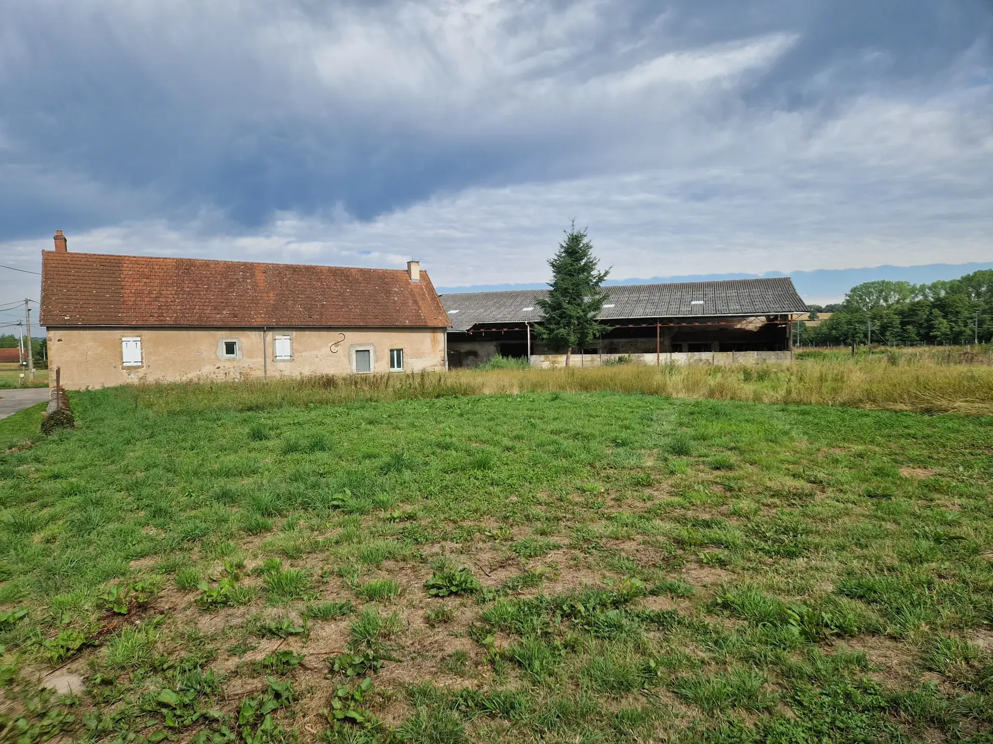 Achat corps de ferme à Curgy avec maison, écurie et terrain de 6510 m² 